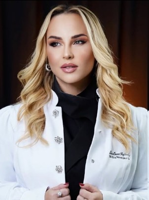 Dra. Enza Rafaelly, médica veterinária, vestindo jaleco branco